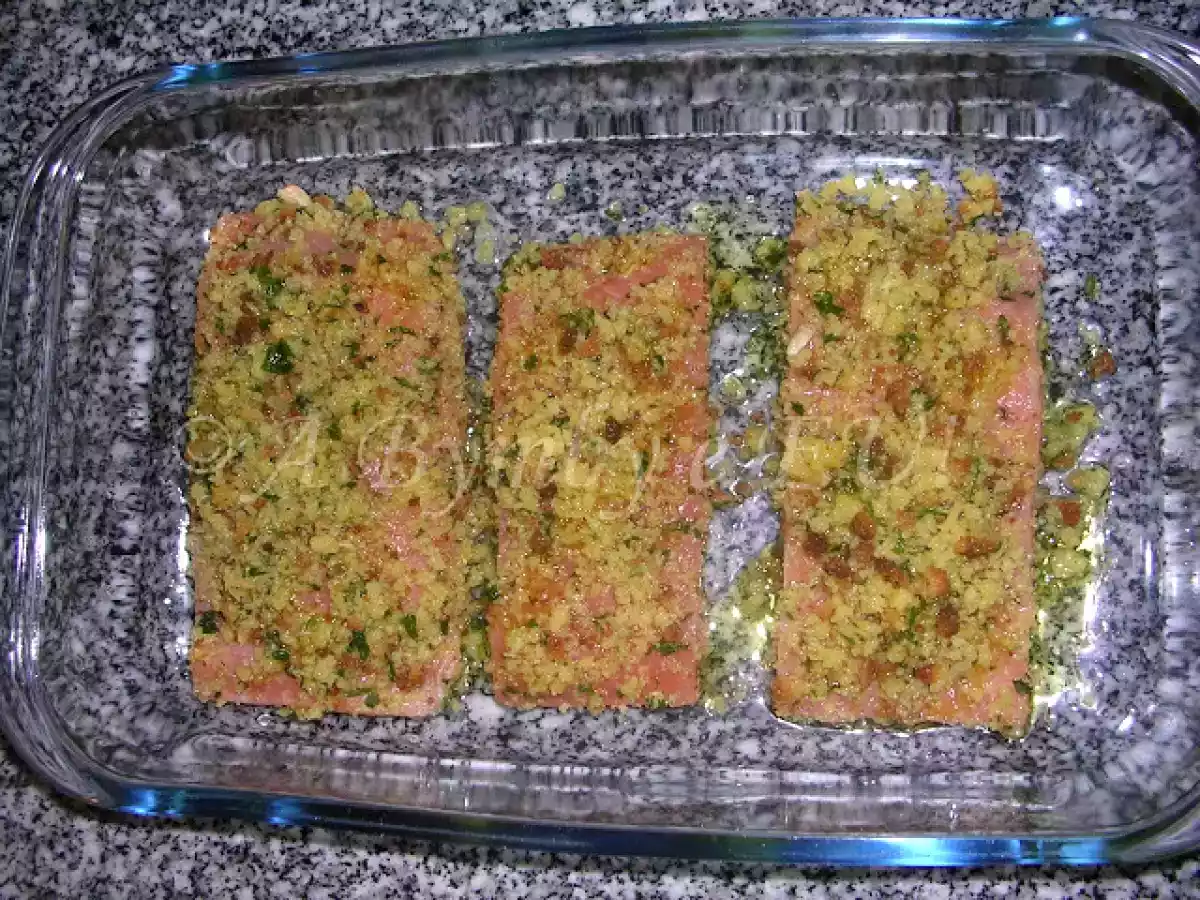 Medalhões de Salmão com Crosta de Broa Aromatizada com Alho e Salsa - foto 2