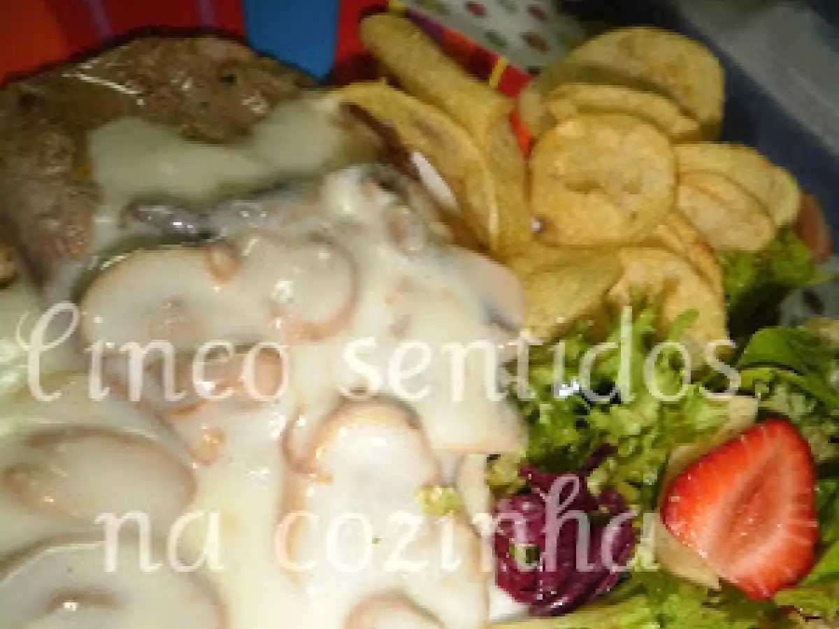 Medalhões de vitela com molho cremoso de cogumelos