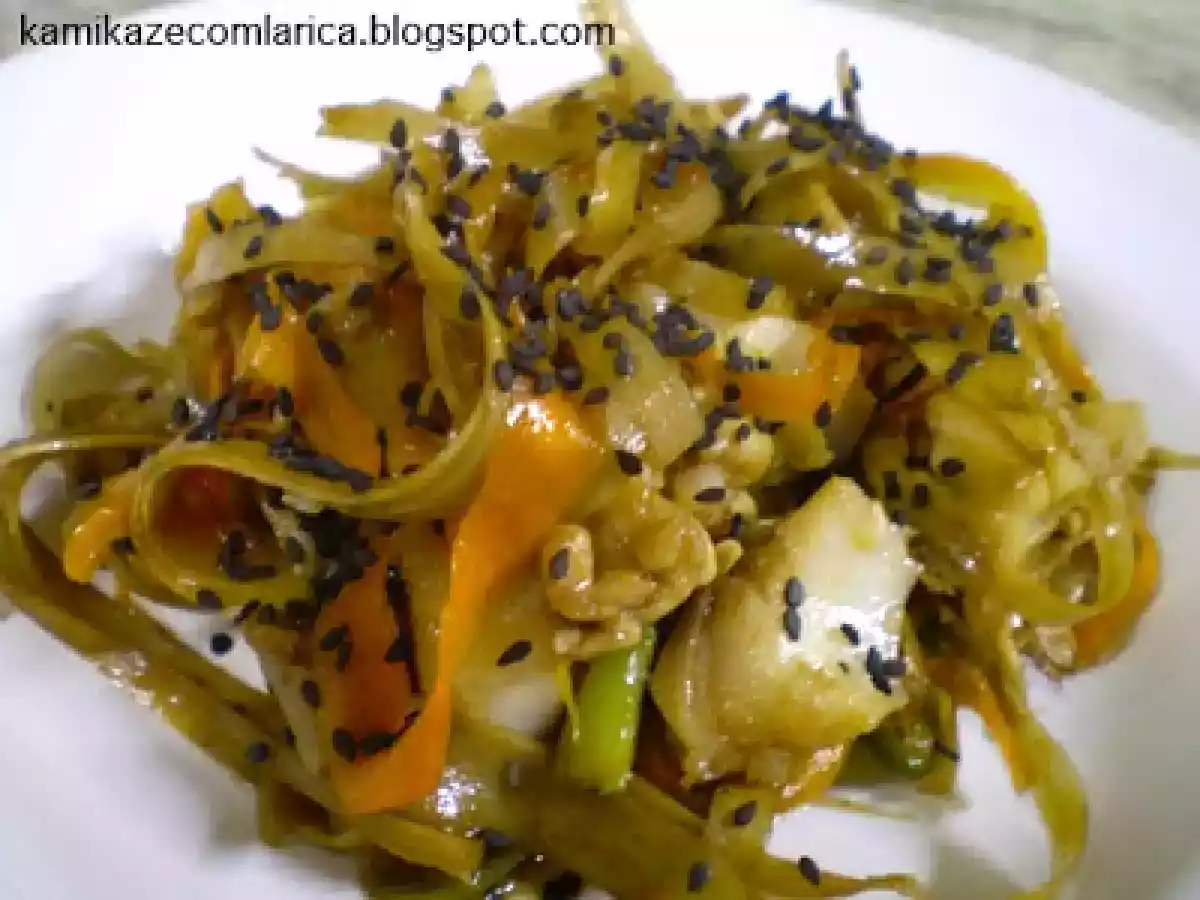 Merluza com shimeji e kinpira de legumes