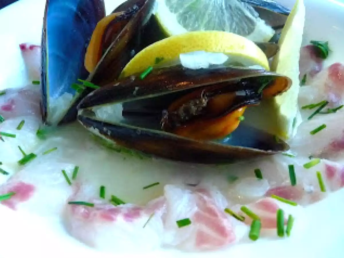 Mexilhão à Bulhão Pato com pétalas de robalo