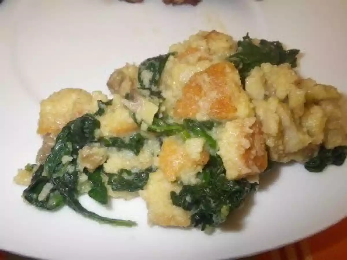 Migas de broa com espinafres e cogumelos