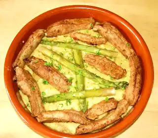 Migas de espargos com entrecosto frito.