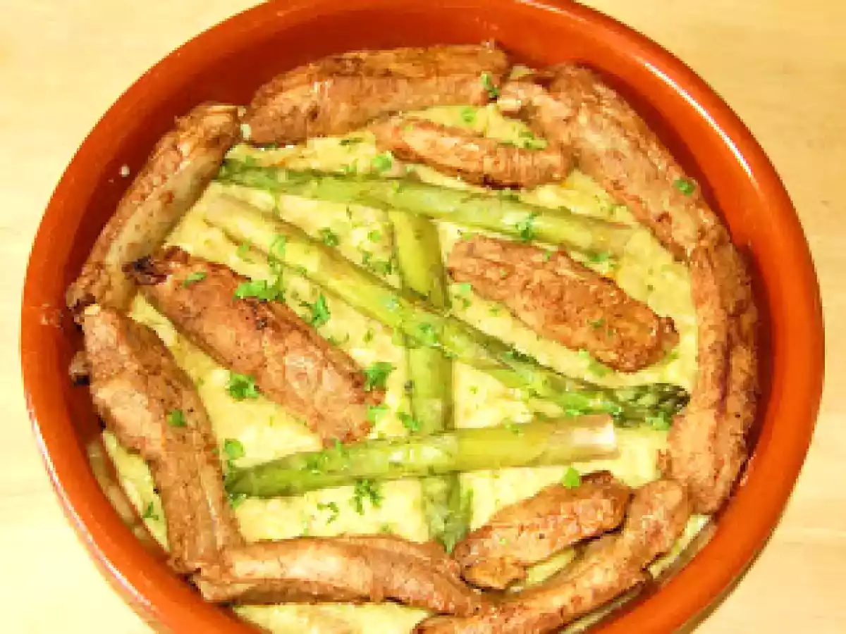 Migas de espargos com entrecosto frito.