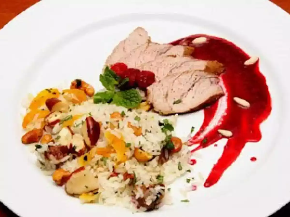 Mignon de suíno ao coulis de frutas vermelhas e arroz de frutas secas