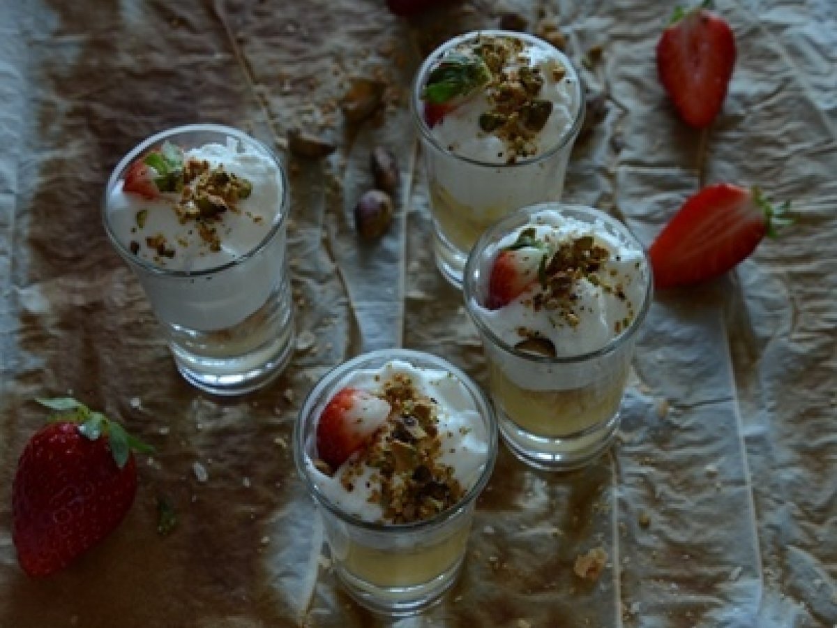Miminhos de creme, folhado, natas, morangos e pistachio