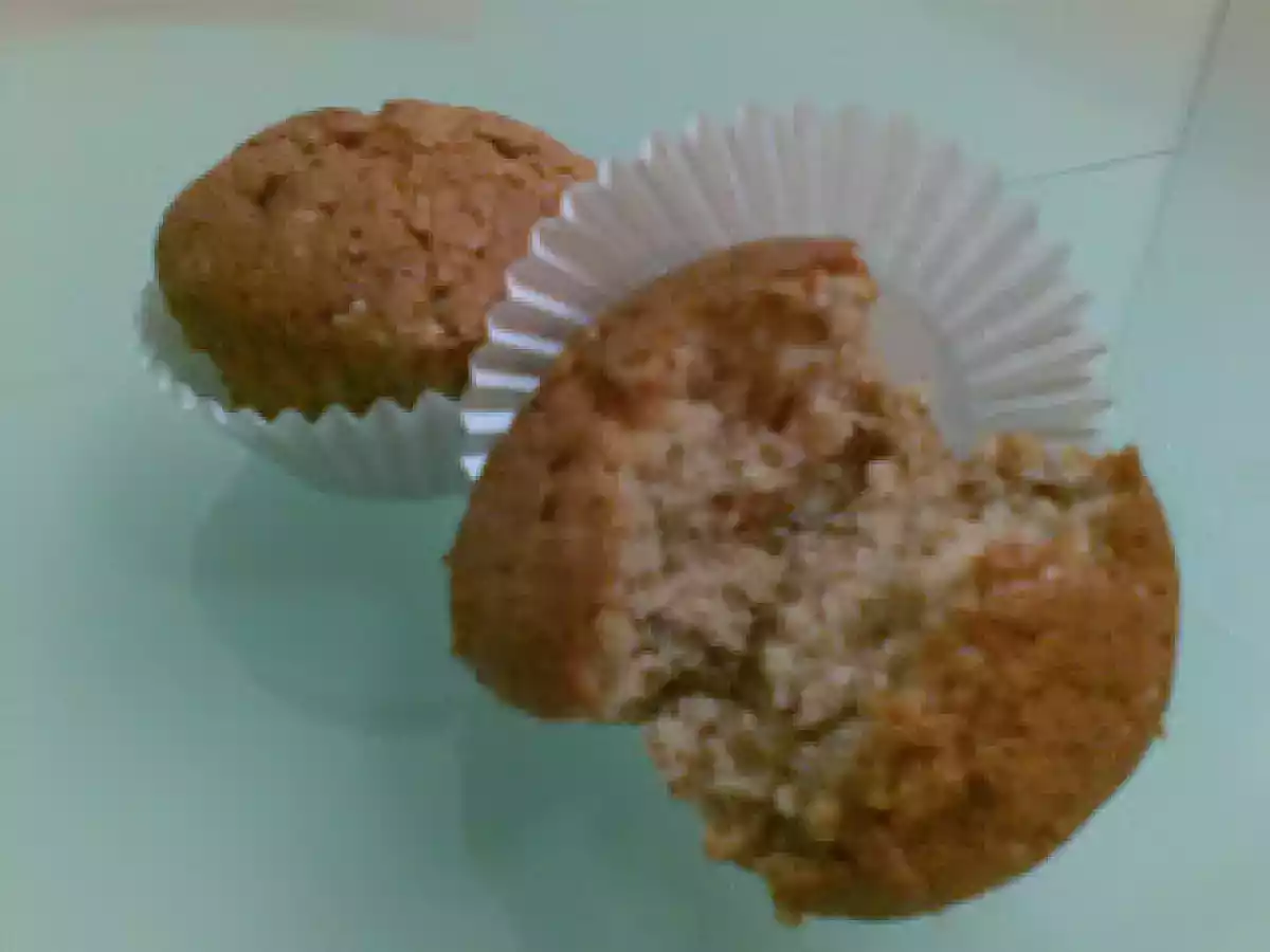 Miminhos novos na cozinha :-) e muffins de noz com marmelada