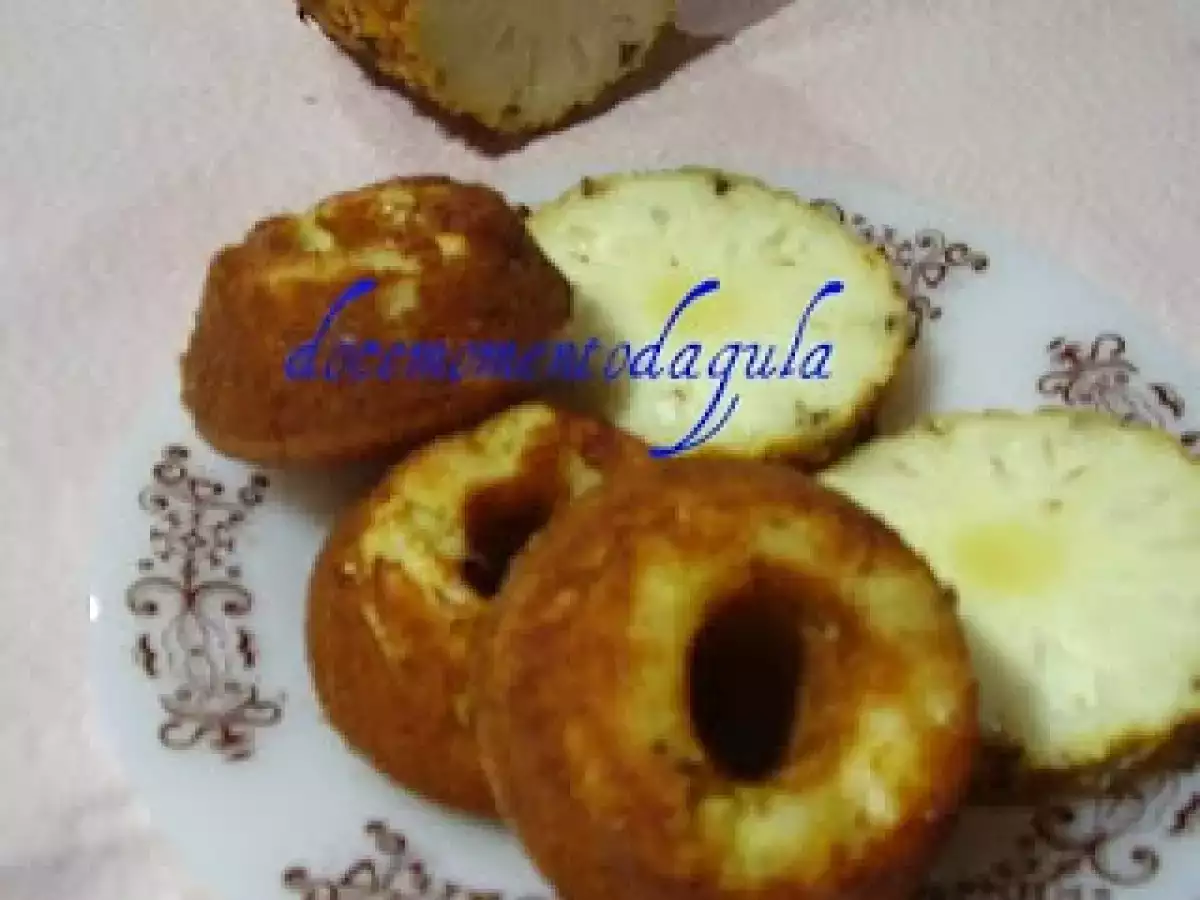 Mini bolo de fubá c/ abacaxi