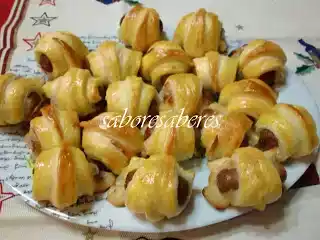 Mini croissants folhados de salsicha