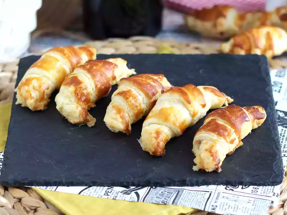 Mini croissants recheados com béchamel, queijo e presunto - foto 2