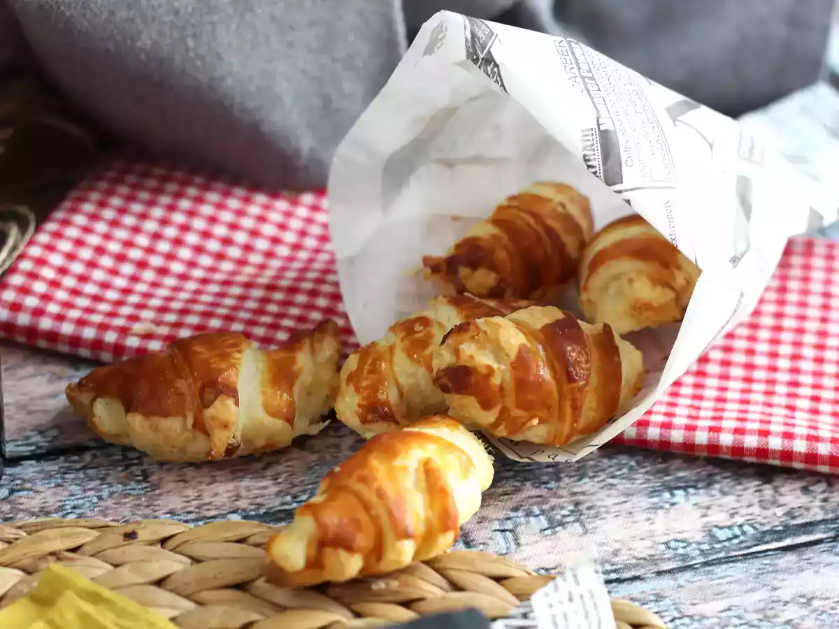 Mini croissants recheados com béchamel, queijo e presunto - foto 3