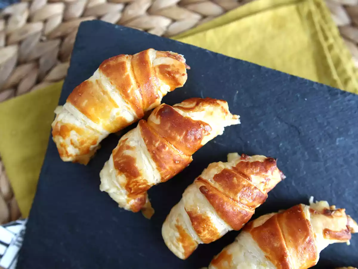 Mini croissants recheados com béchamel, queijo e presunto - foto 4