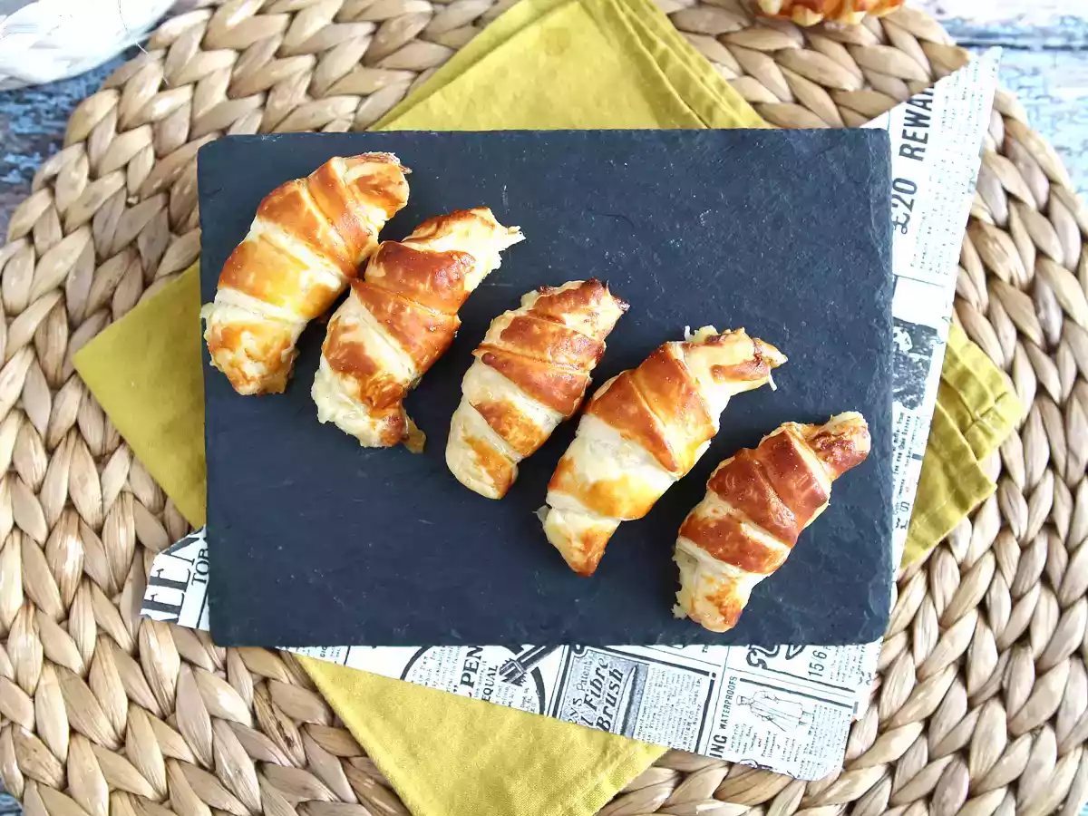 Mini croissants recheados com béchamel, queijo e presunto - foto 6