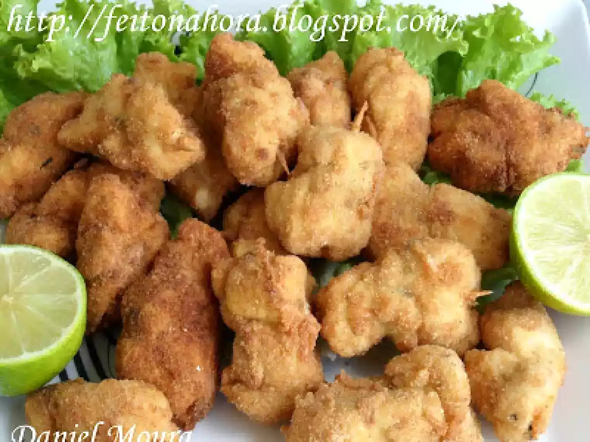 Mini espetinho de frango com molho rosê