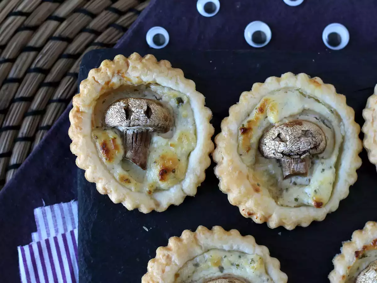 Mini folhados de Halloween com cogumelos e queijo cremoso - foto 2
