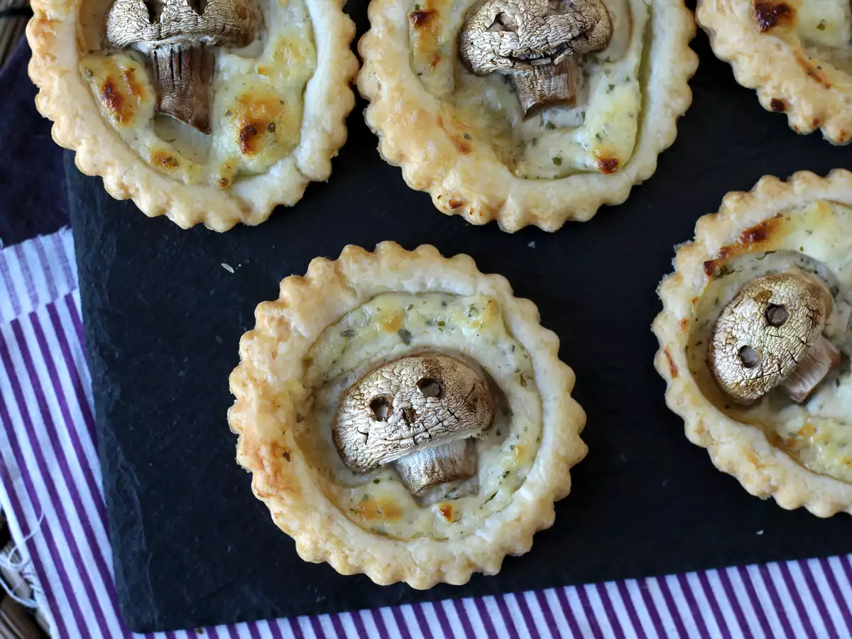 Mini folhados de Halloween com cogumelos e queijo cremoso - foto 3