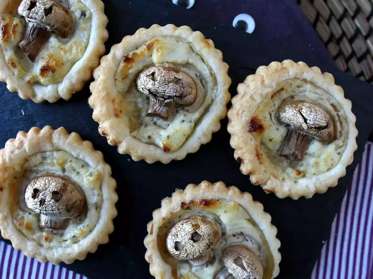 Mini folhados de Halloween com cogumelos e queijo cremoso - foto 6