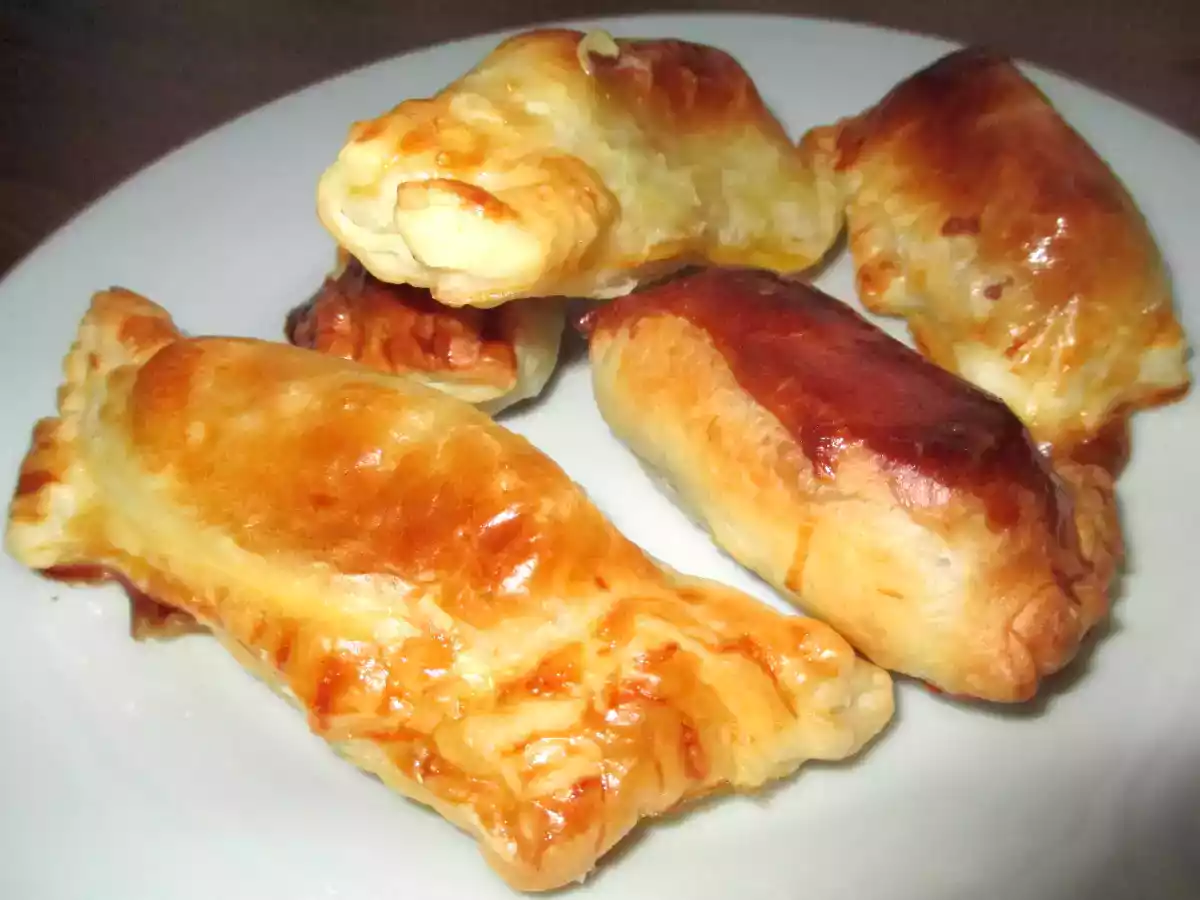 Mini folhados de salsicha fofinhos