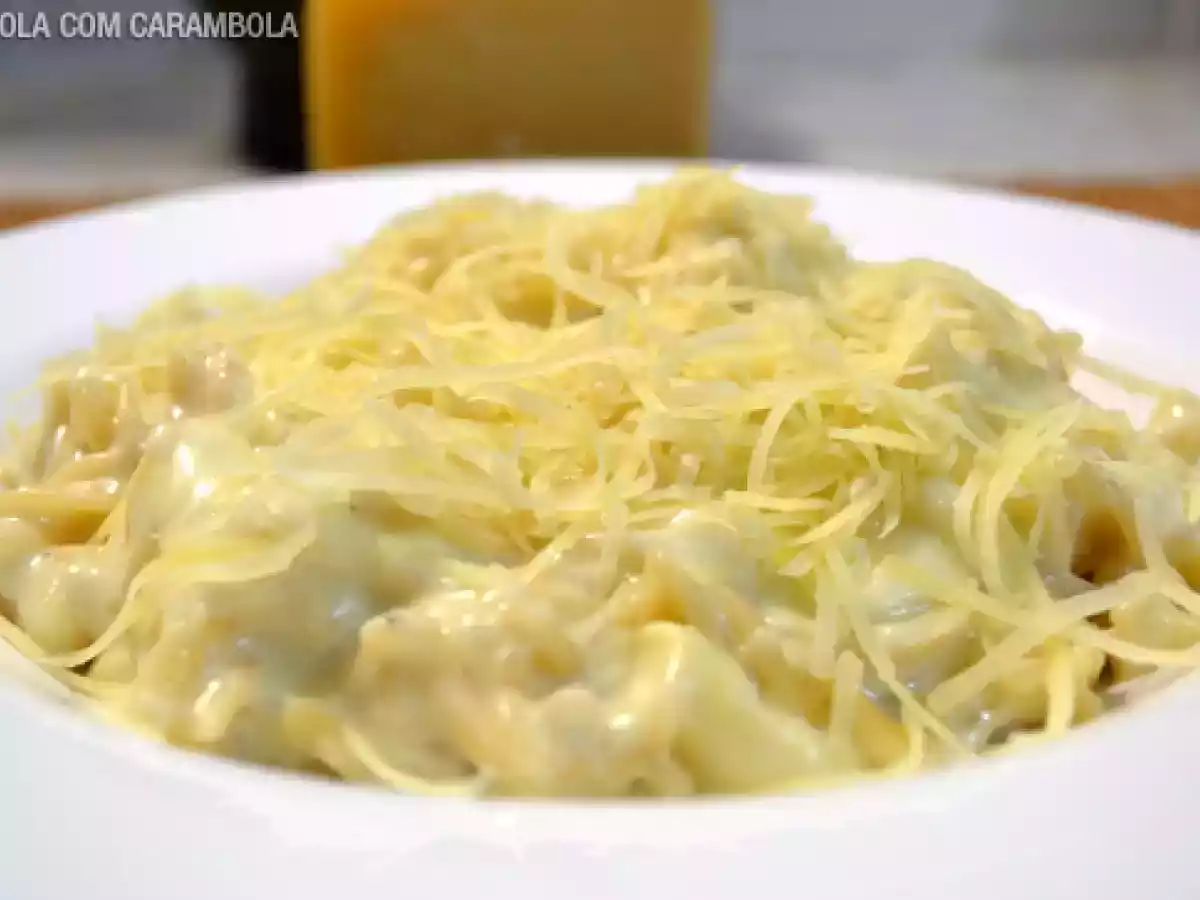 Mini fusilli ao molho de queijos e champignon