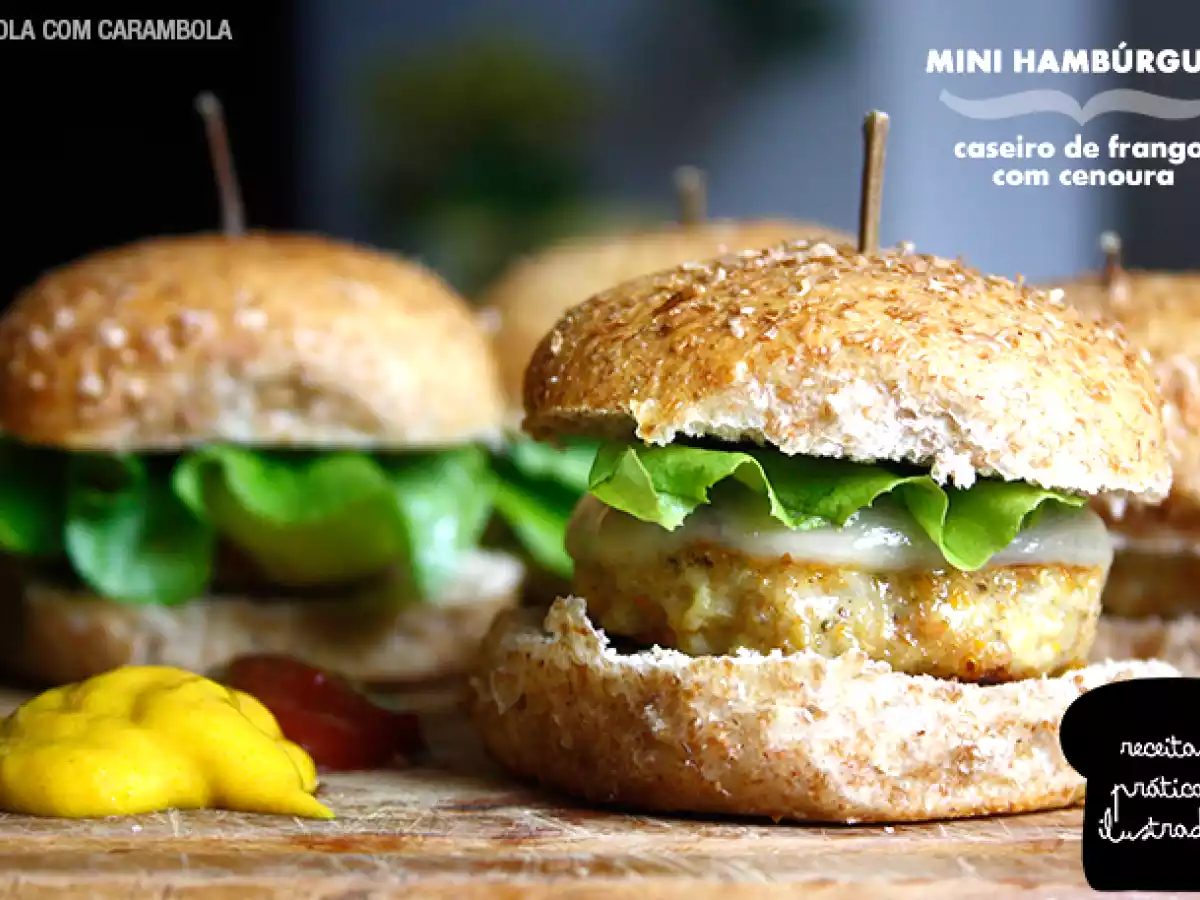 Mini hambúrguer caseiro de frango com cenoura