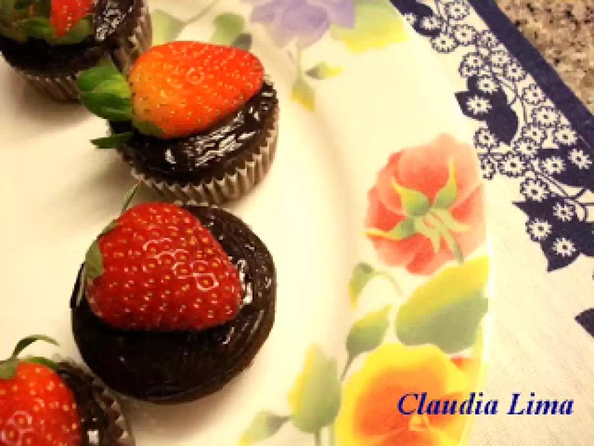Mini Muffins de Chocolate com Morango - foto 4