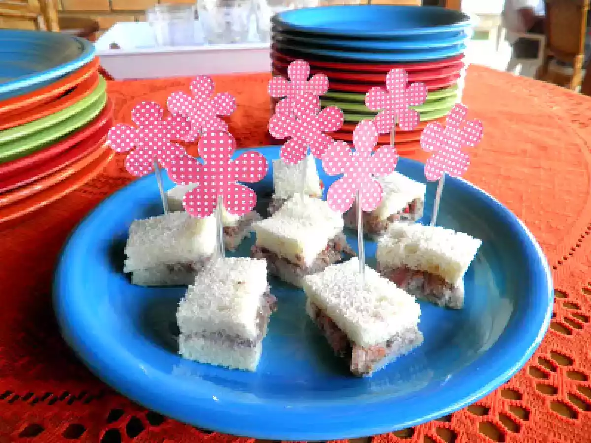 Mini-Sanduíche de Rosbife, Azeitonas Pretas e Geléia de Pimenta