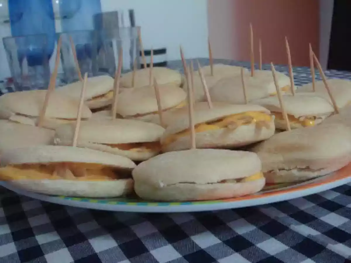 Mini sanduiches de cheddar com cebola roxa