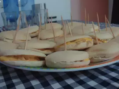 Mini sanduiches de cheddar com cebola roxa