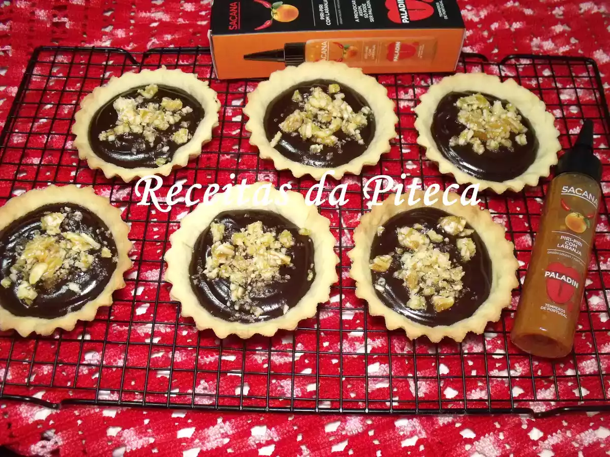 Mini tartes de chocolate com piri-piri com laranja e amêndoa triturada