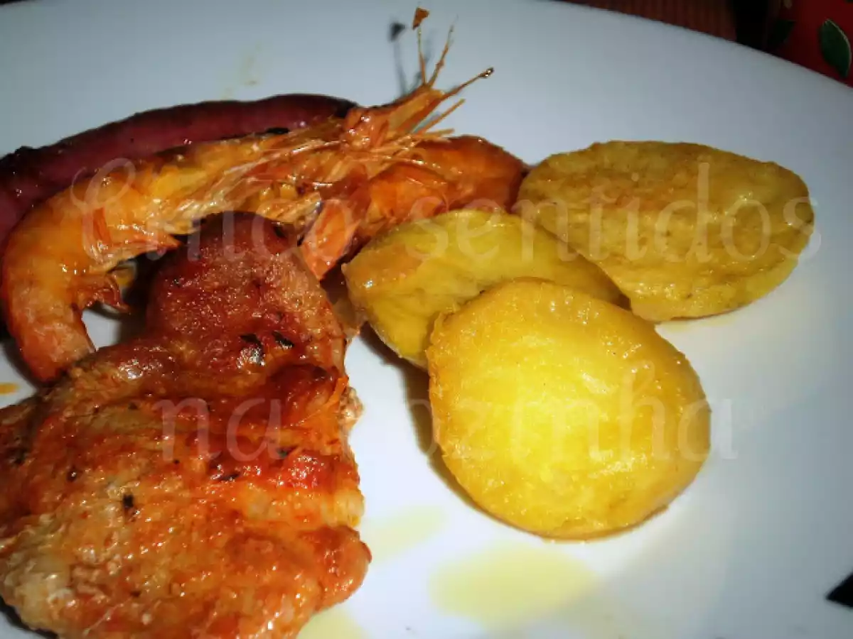 Mista de bifanas, salsichas e camarão no forno com batata assada