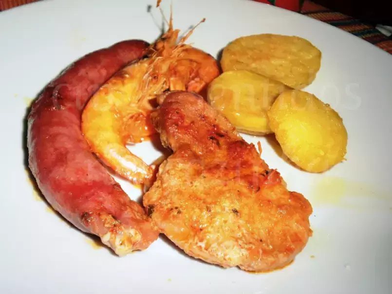 Mista de bifanas, salsichas e camarão no forno com batata assada - foto 4
