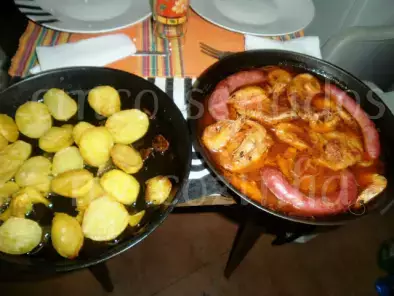 Mista de bifanas, salsichas e camarão no forno com batata assada - foto 2