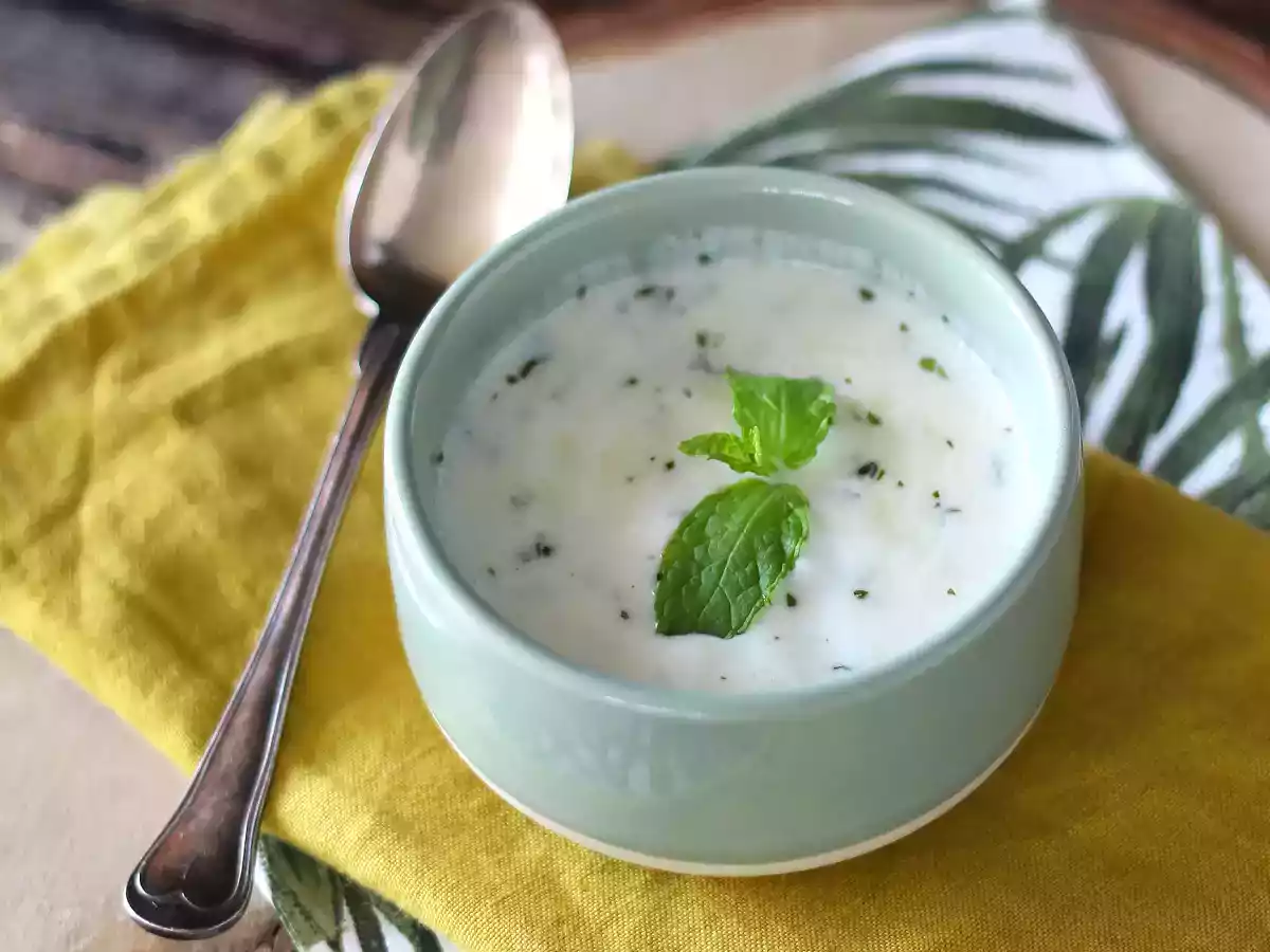 Molho de iogurte com hortelã, refrescante e ideal para saladas
