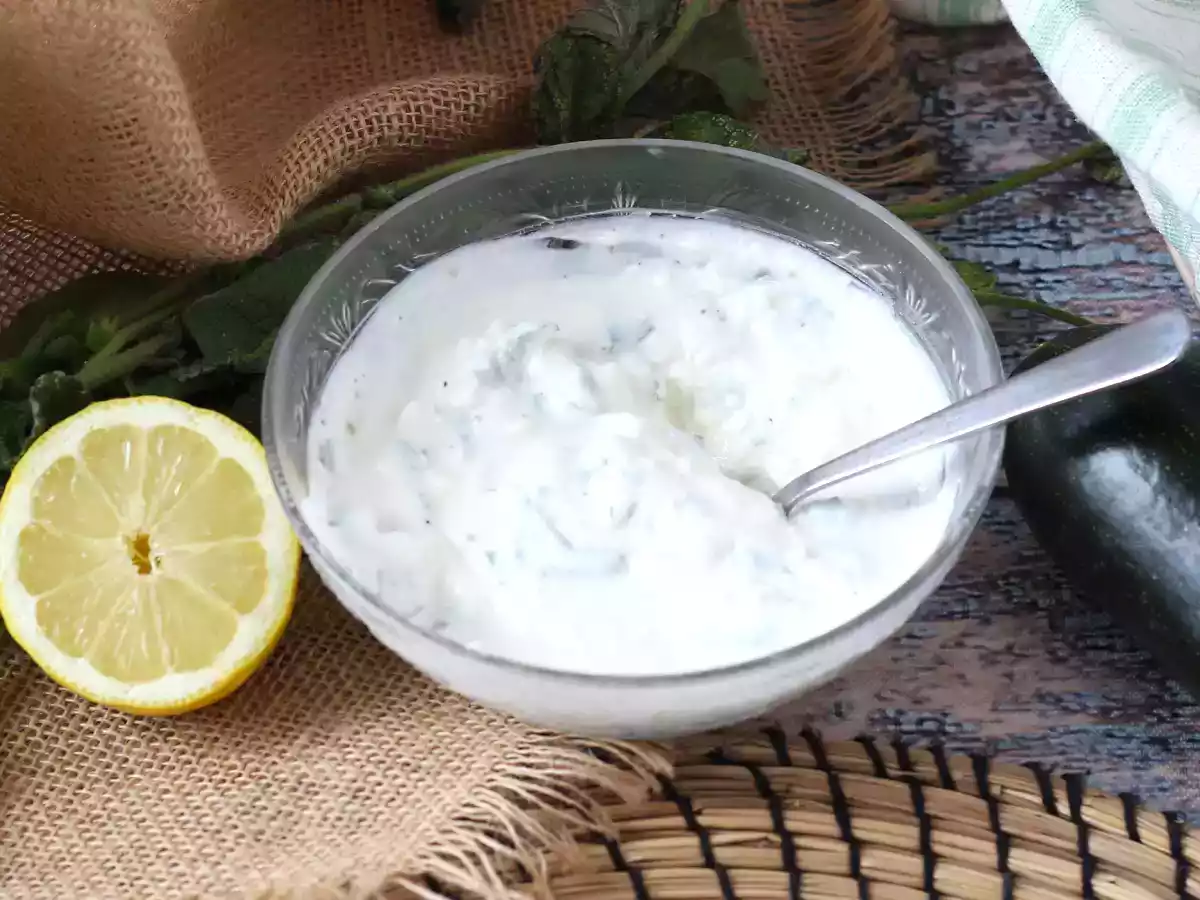 Molho de iogurte com limão, hortelã e queijo feta