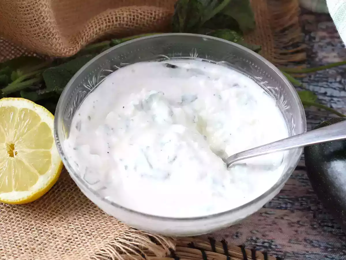 Molho de iogurte com limão, hortelã e queijo feta - foto 5