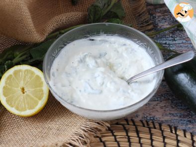 Molho de iogurte com limão, hortelã e queijo feta