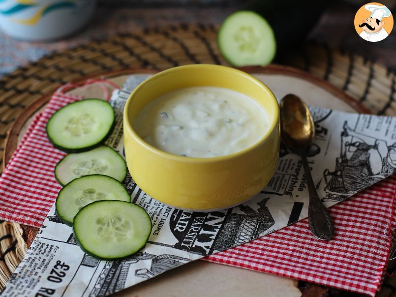 Molho de iogurte grego, pepino e cebola