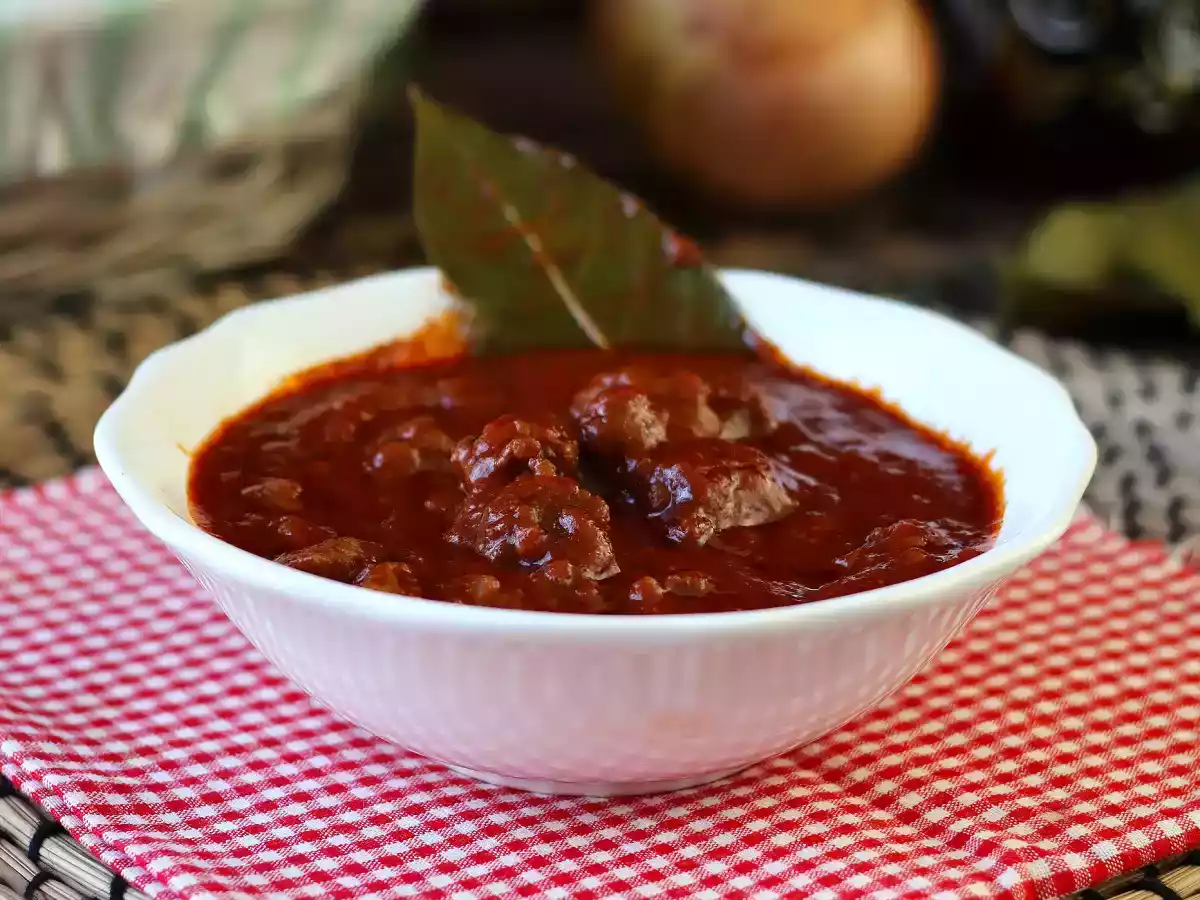 Molho de salsicha fresca (linguiça): saboroso e fácil de preparar