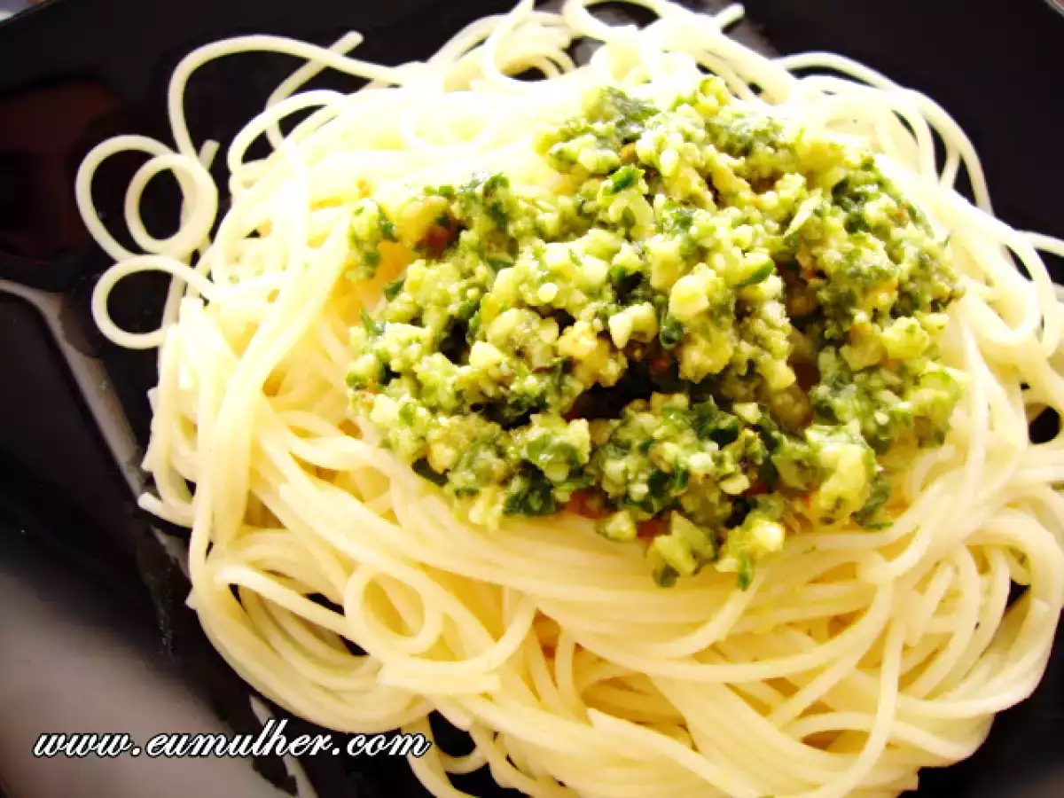 MOLHO PESTO COM ESPAGUETE CAPELLINI
