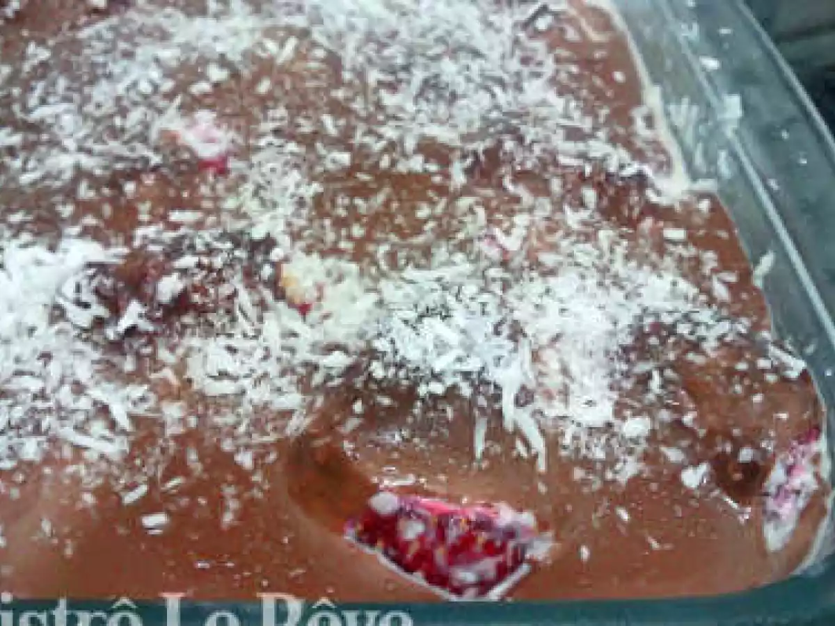 Morangos, na calda de chocolate meio amargo e coco ralado