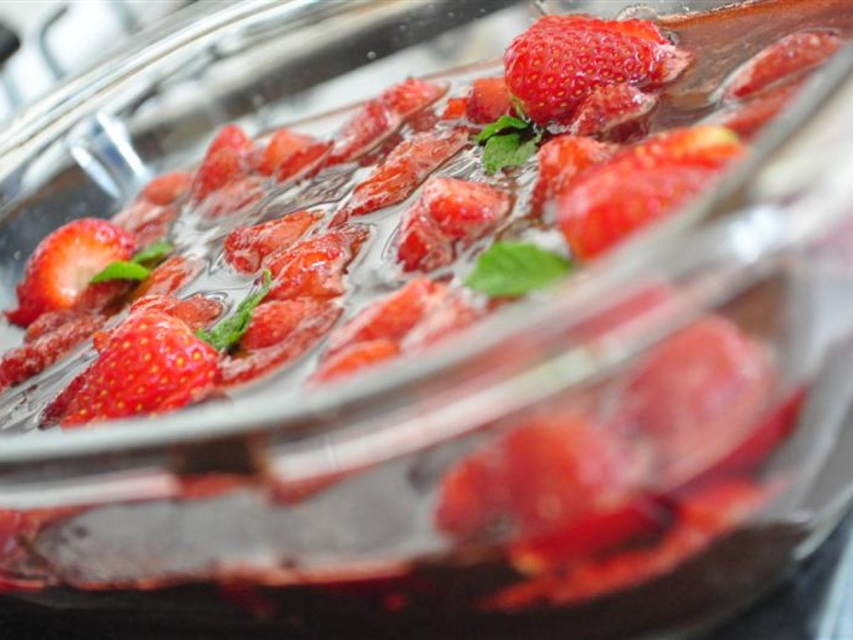 Mousse de Chocolate com Calda de Morango
