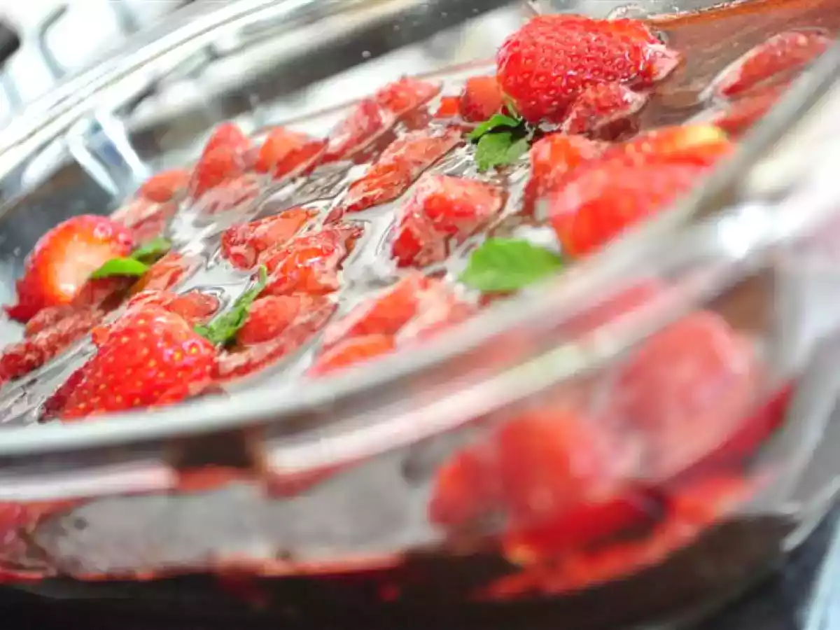 Mousse de Chocolate com Calda de Morango