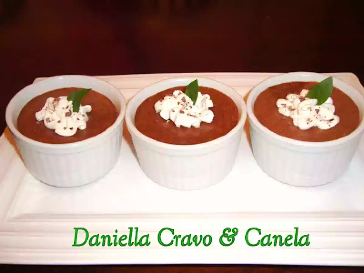 Mousse de Chocolate com Chantilly de Manjericão