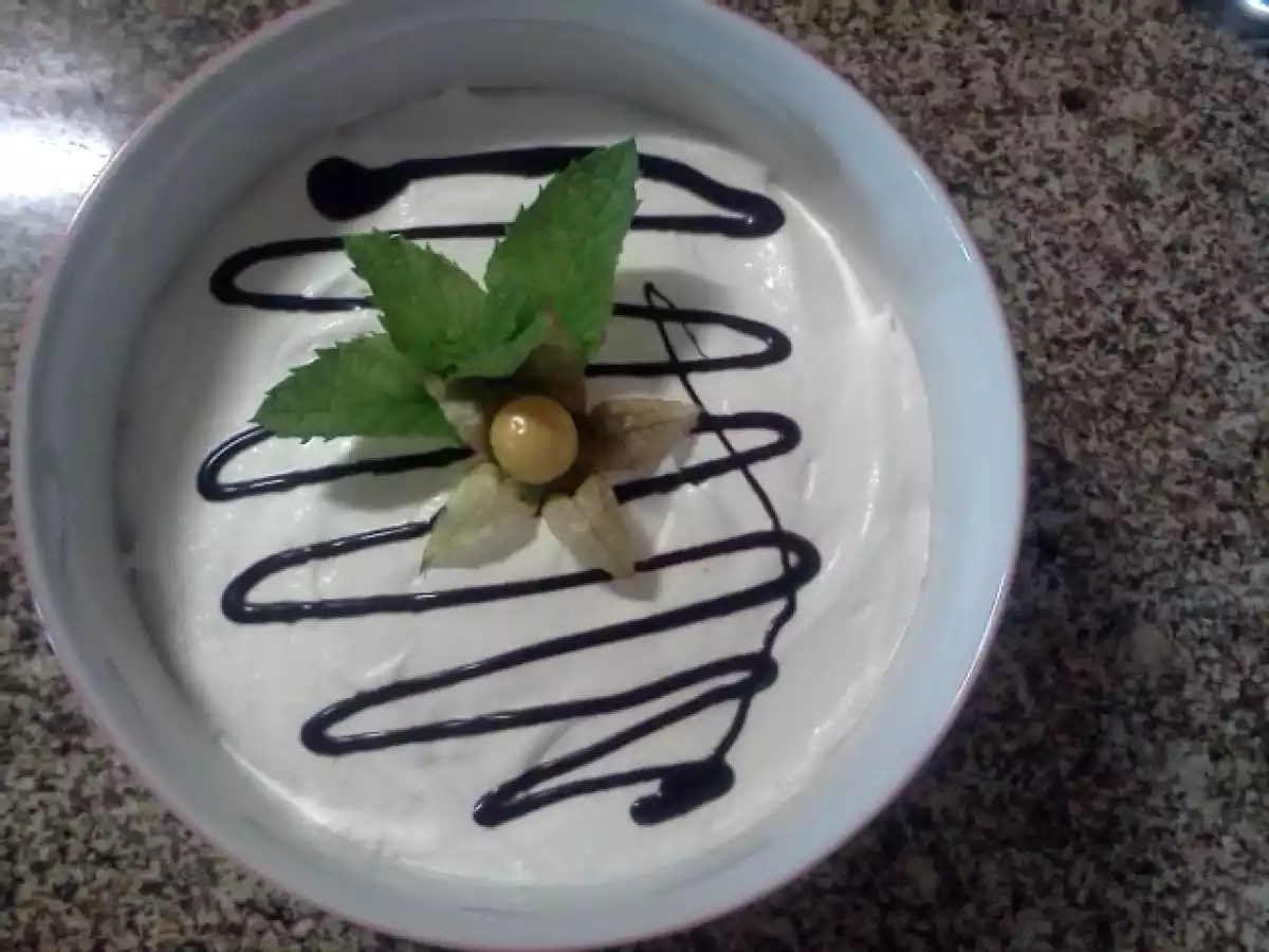 Mousse de chocolate com natas e bolacha champanhe