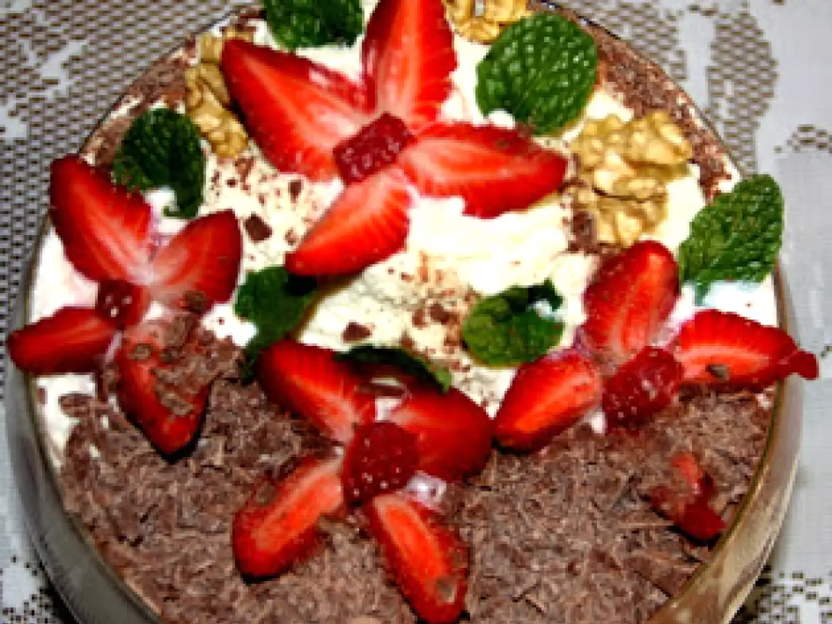 Mousse de chocolate diet com nozes, morangos e chantilly - foto 2