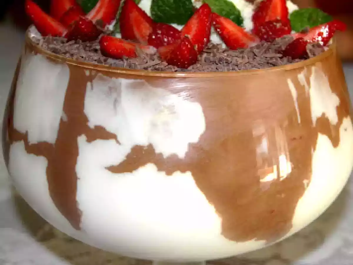 Mousse de Chocolate Diet com Nozes, Morangos e Chantily