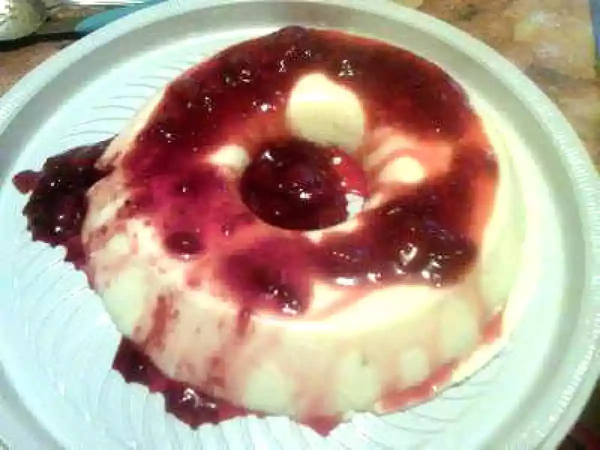 Mousse de coco com calda de morango