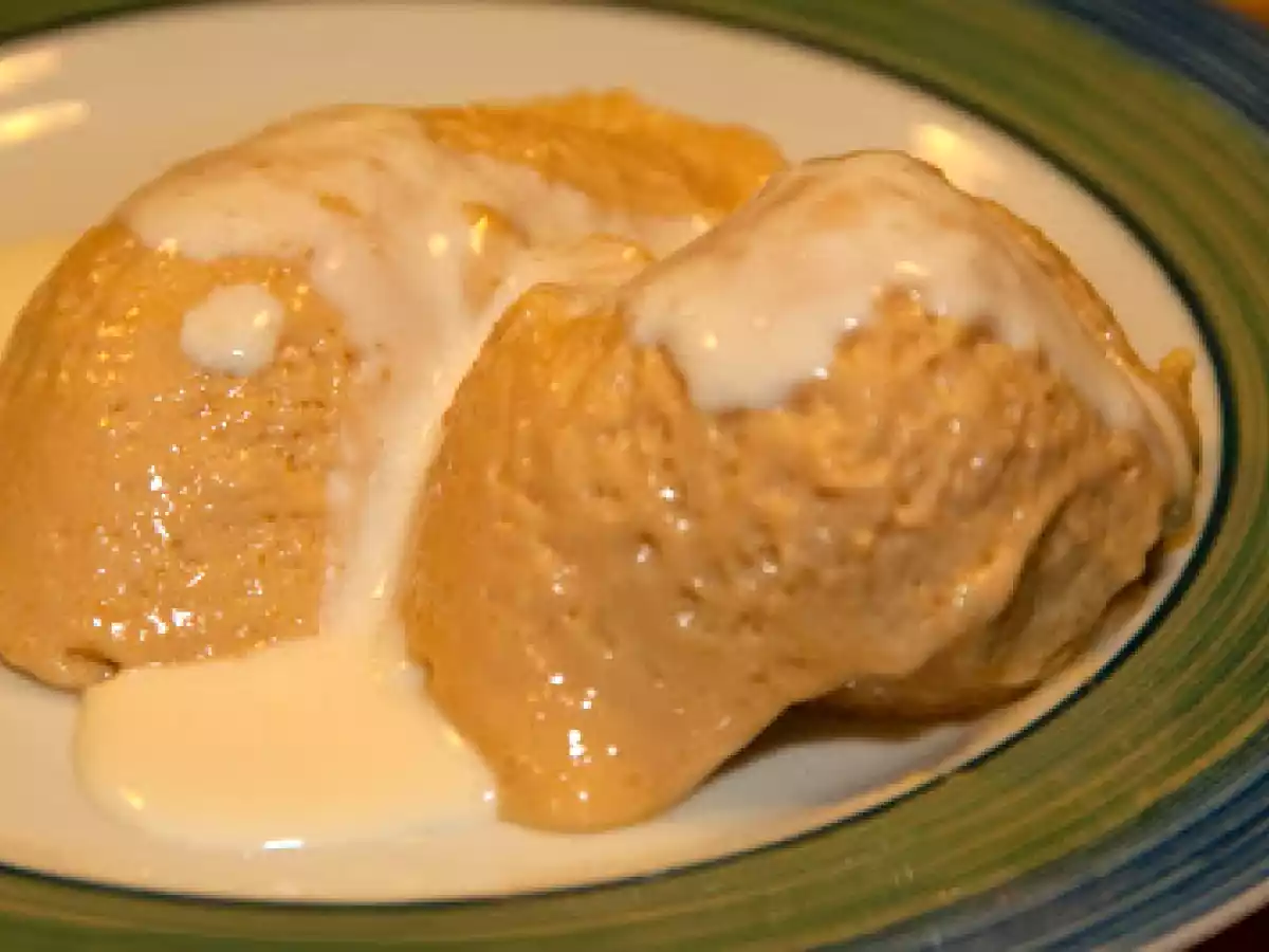 Mousse de doce de leite com calda de requeijão