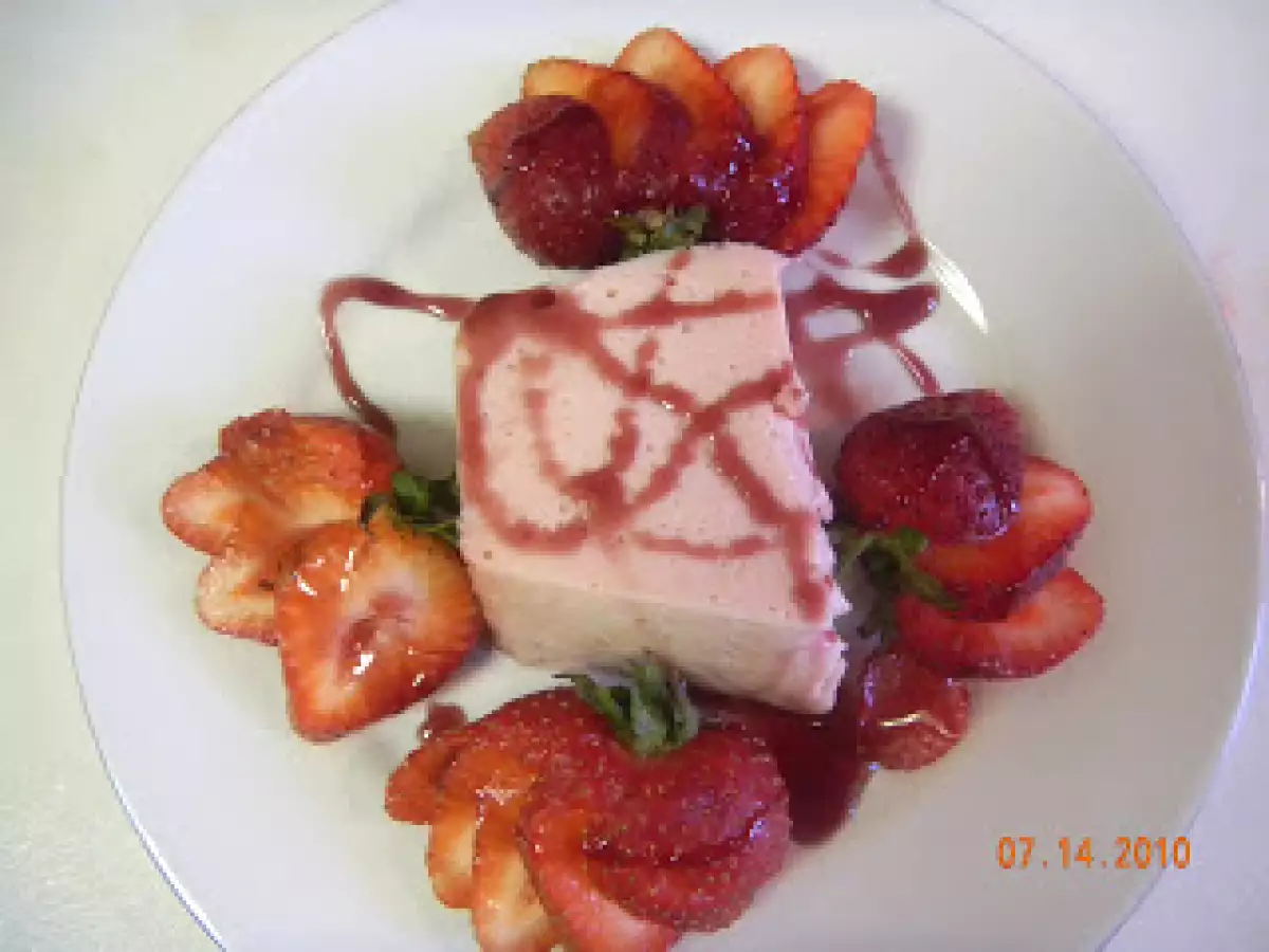 MOUSSE DE GOIABA COM CALDA DE VINHO