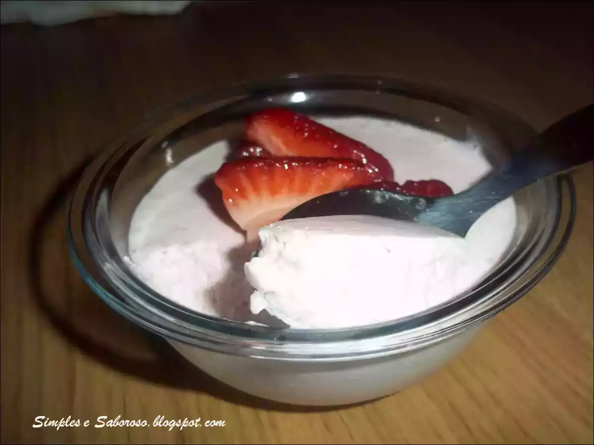 Mousse de Iogurte e Morangos