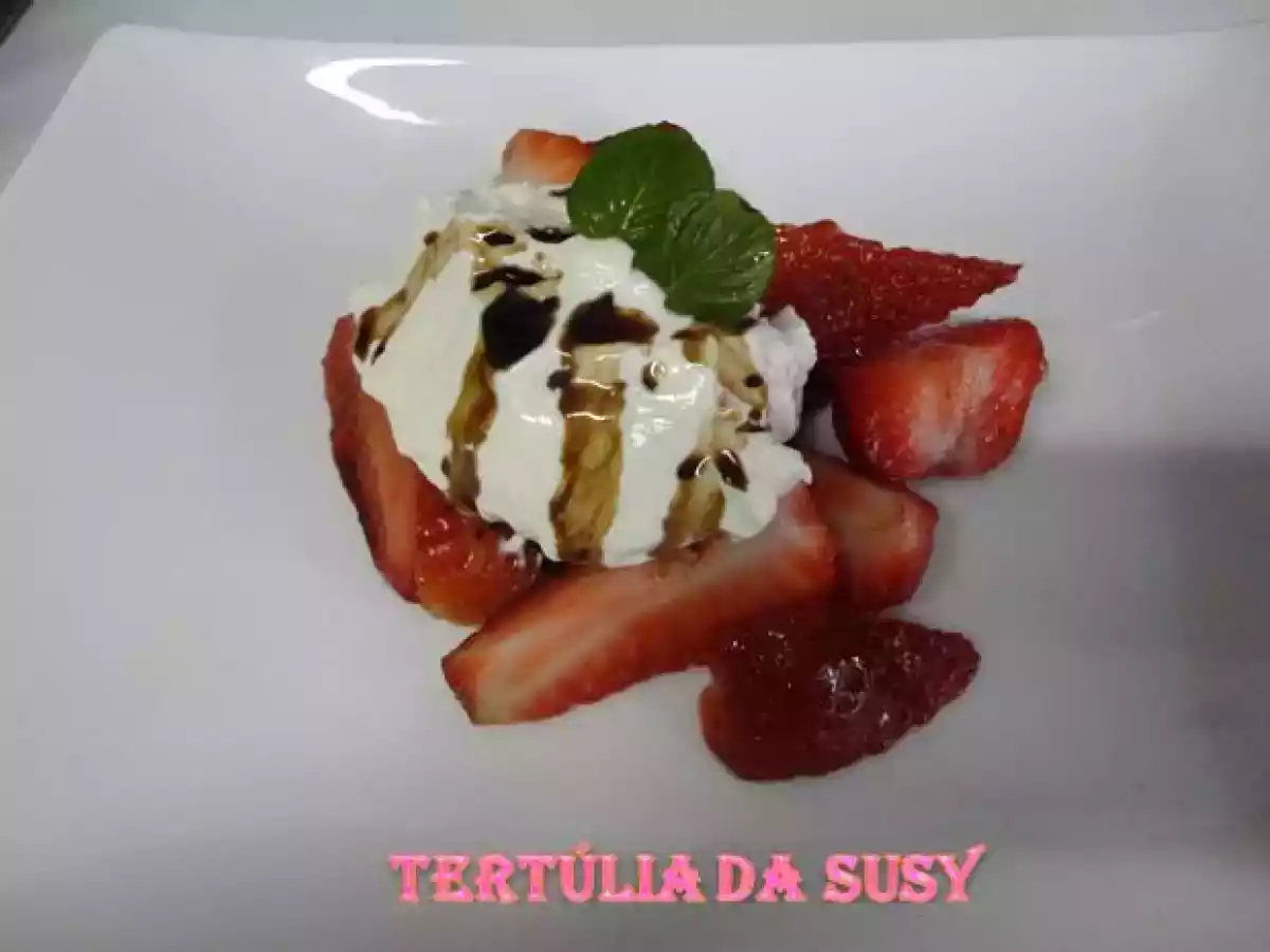 Mousse de Mascarpone com morangos marinados c/ pimenta preta, redução vinagre balsâmico
